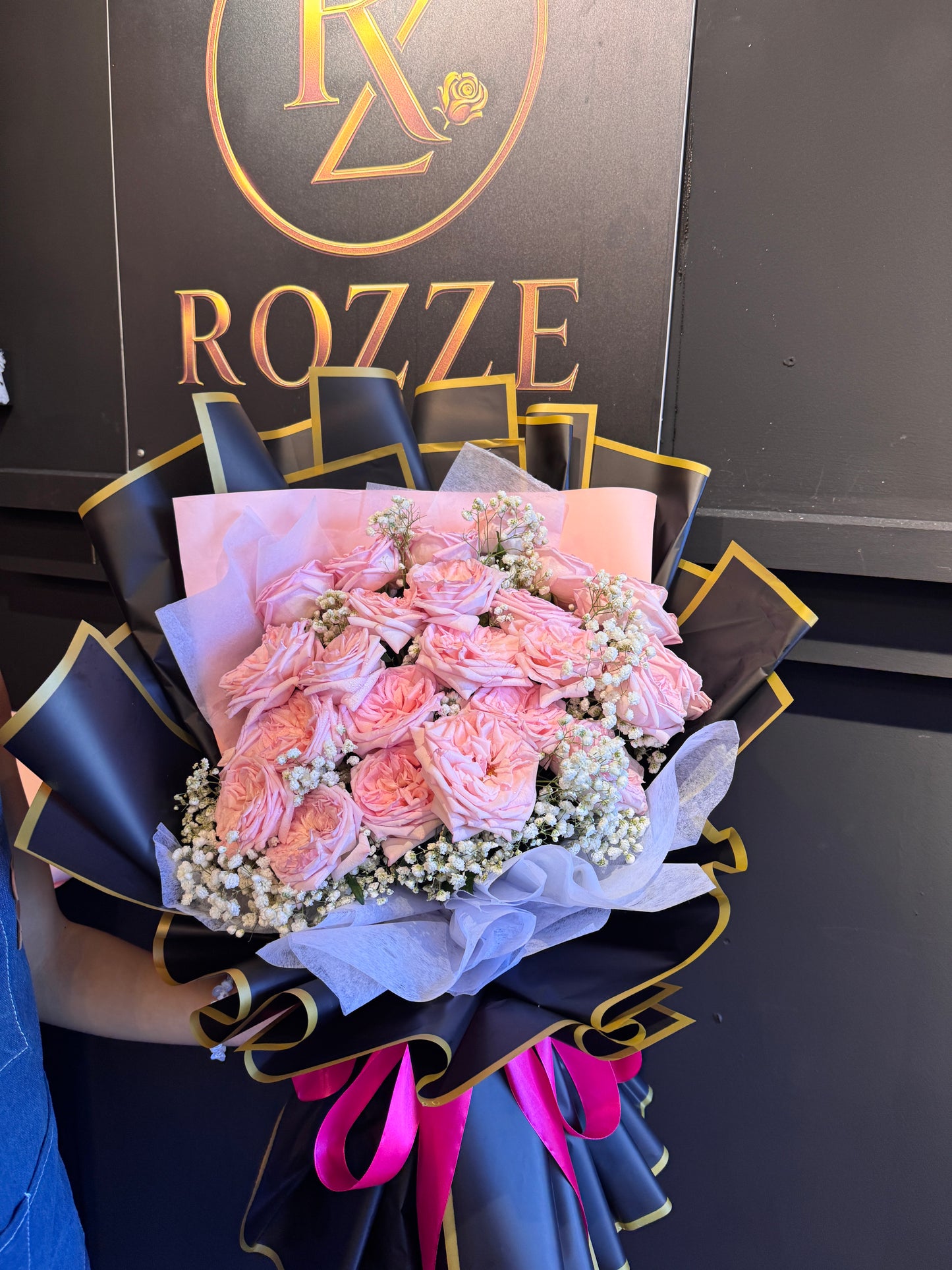 Rozze Signature Roses Bouquet